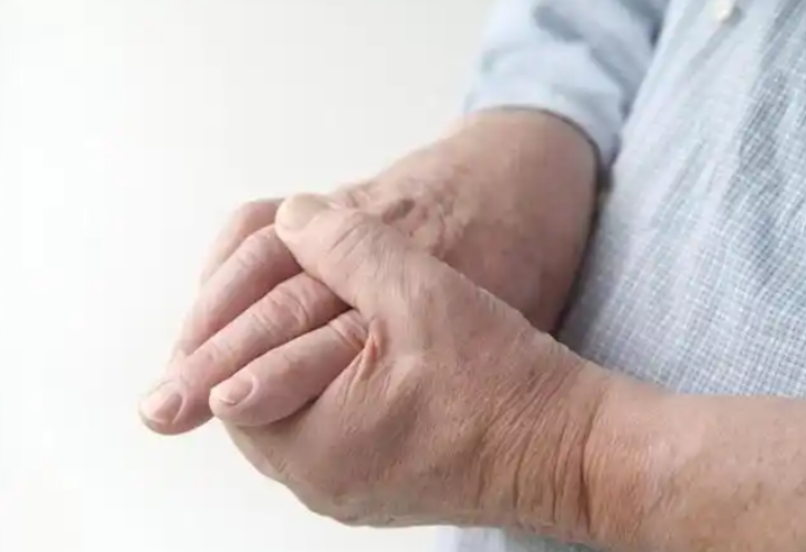 손발 저림 원인 신경과 혈관 등 여러 관점에서 보기