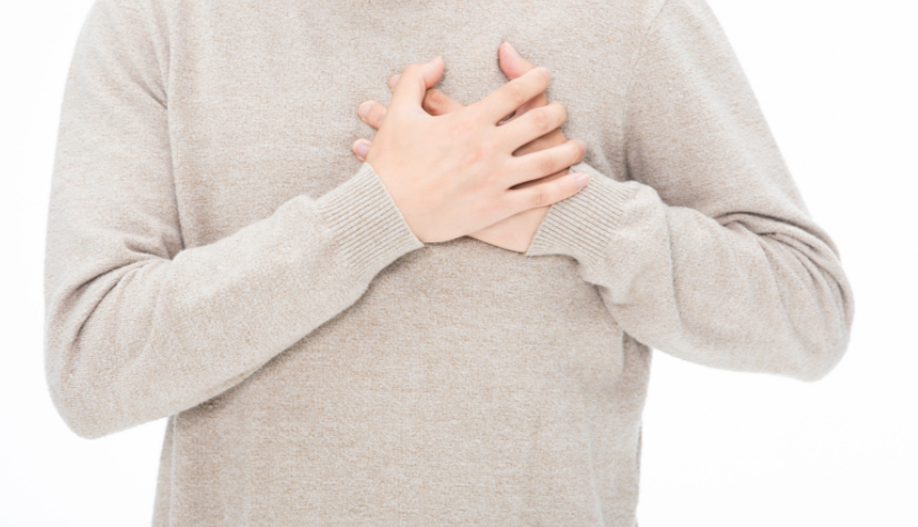 가슴을 감싸고 있는 남성